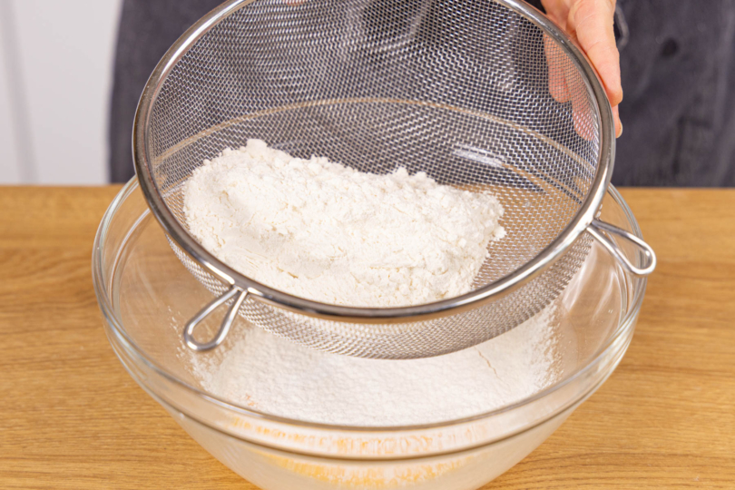 Mehl zum Teig sieben