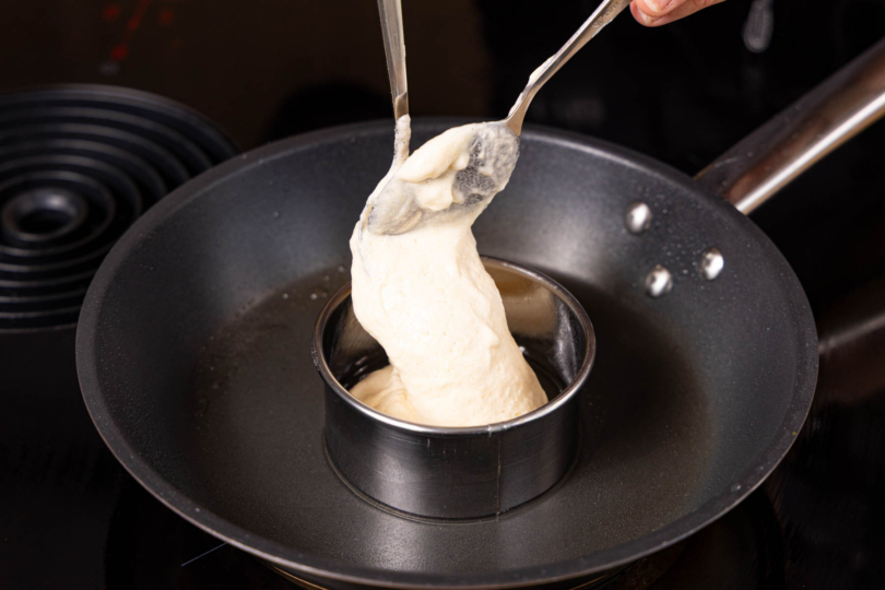 Teig in Backringe geben und langsam ausbacken