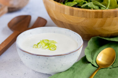 Einfache Joghurtsauce für Salate