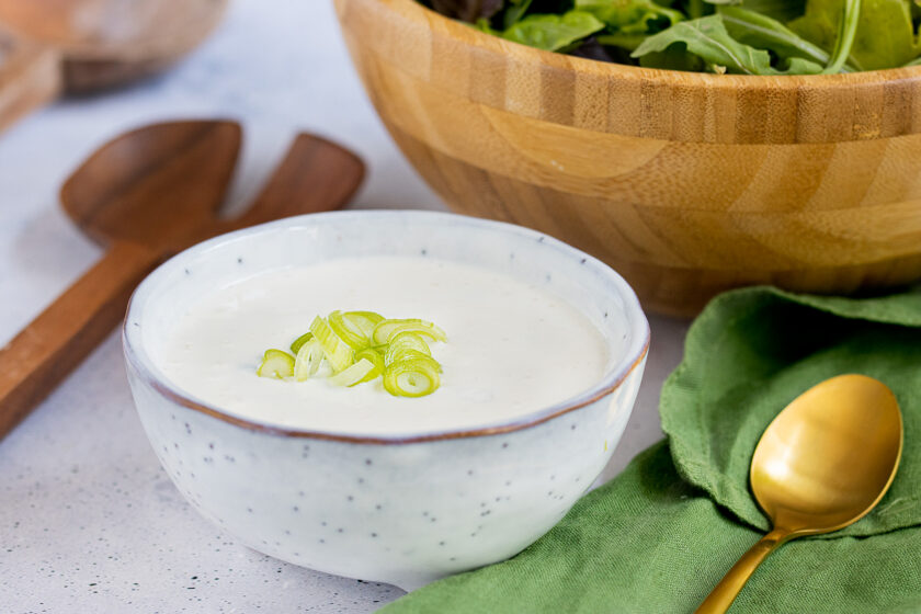 Einfache Joghurtsauce für Salate