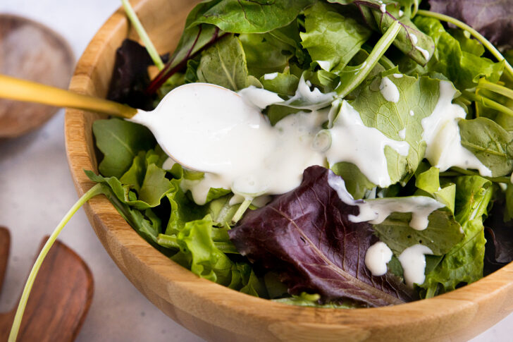 Einfache Joghurt-Sauce für Salate