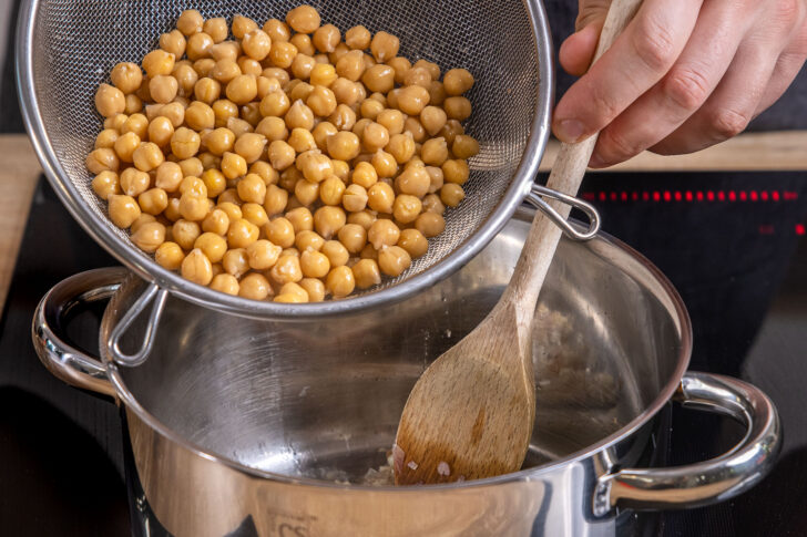 Kichererbsen mit in den Topf geben für Kichererbsen-Curry