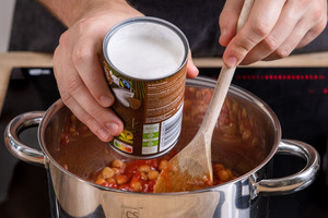 Kokosmilch mit in den Topf geben für Kichererbsen-Curry