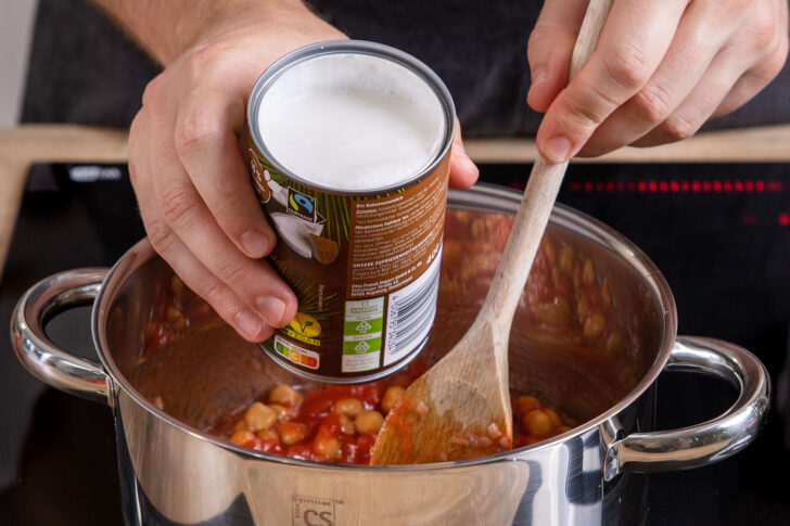 Kokosmilch mit in den Topf geben für Kichererbsen-Curry