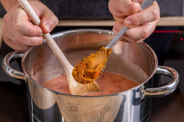 Chili-Paste zu dem Kichererbsen-Curry geben