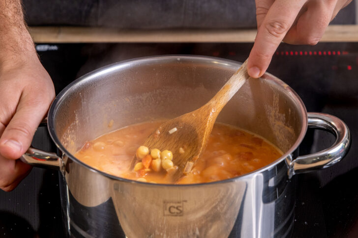 Kichererbsen-Curry köcheln lassen