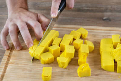 Kichererbsentofu in Würfel schneiden
