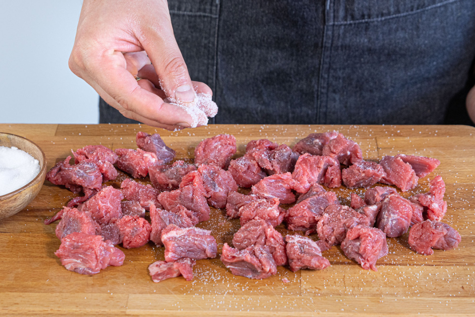 Klassisches Rindergulasch Rezept: einfach, zart & sämig Klassisches Rindergulasch Rezept: einfach, zart & sämig