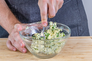 Knoblauchbutter vermengen