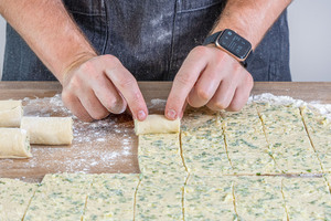 Knoblauchschnecken aufrollen
