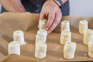 Knoblauchschnecken auf das Backblech geben