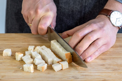 Weißbrot in Würfel schneiden