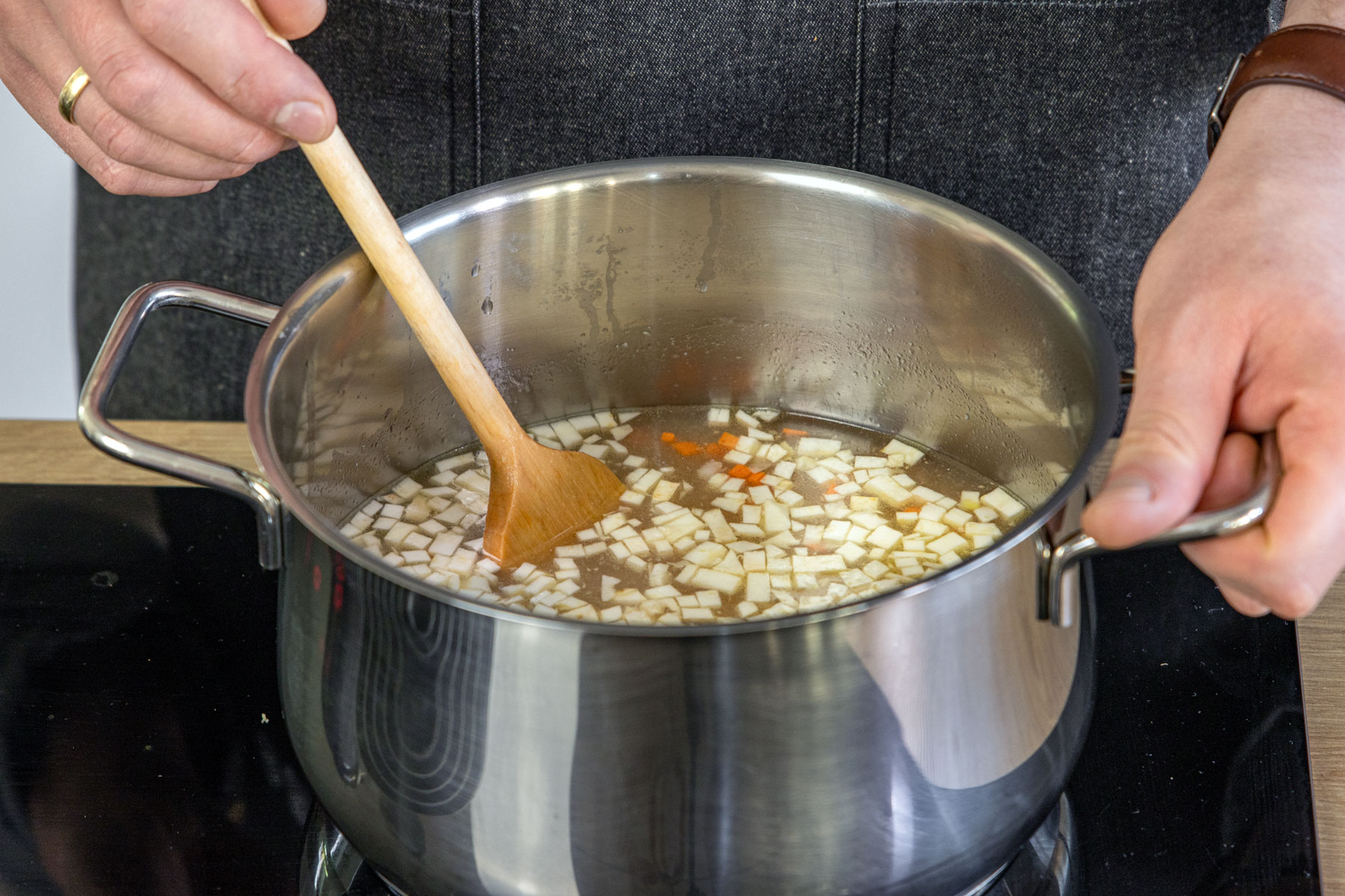 Knoblauchsuppe köcheln lassen