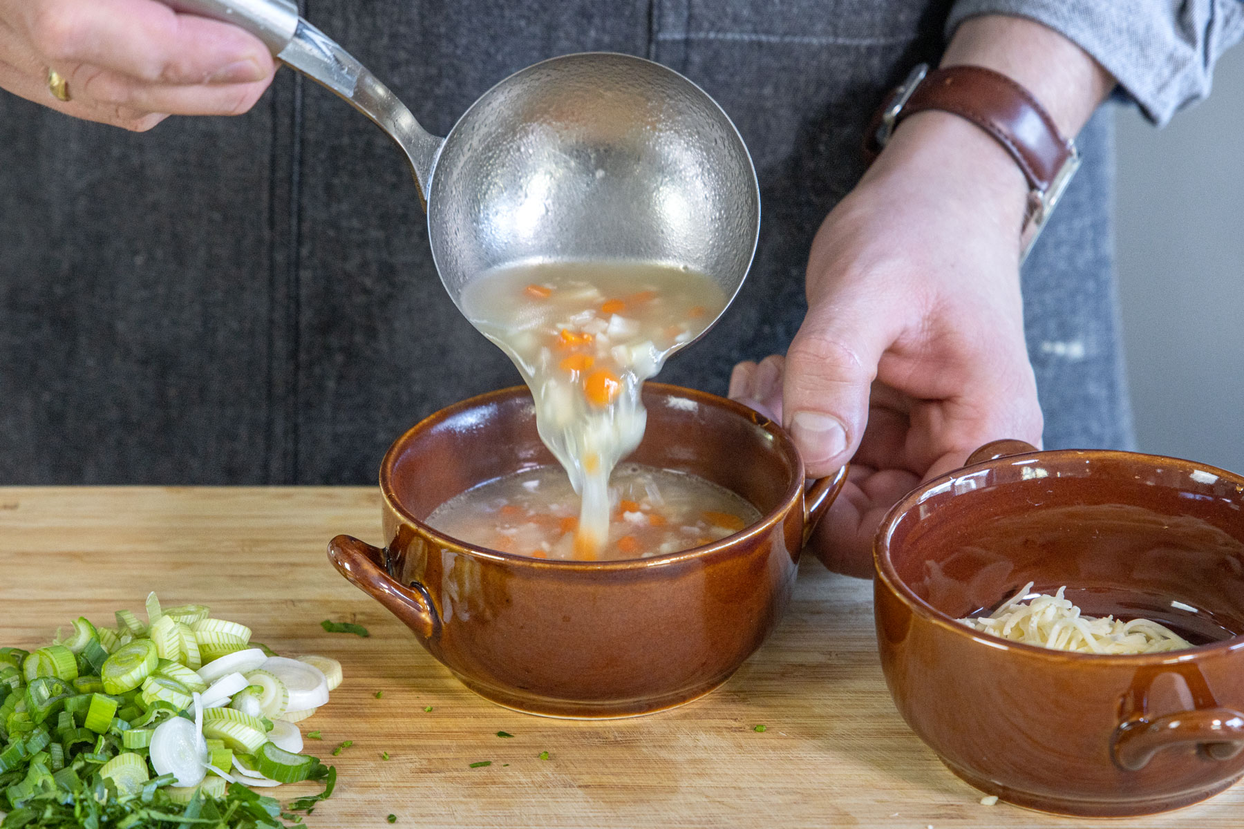 Knoblauchsuppe in Schüsseln füllen