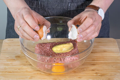 Ei und Denf zum Hackfleisch geben