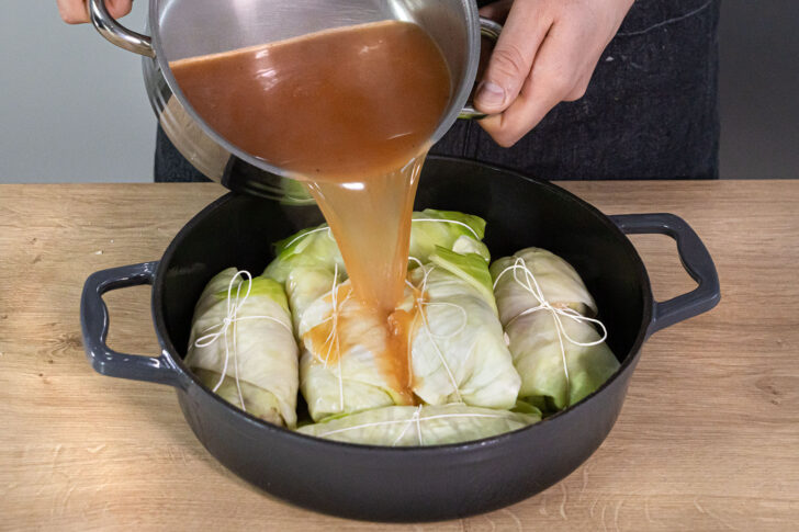 Fond zu den Kohlrouladen geben und in den Backofen schieben