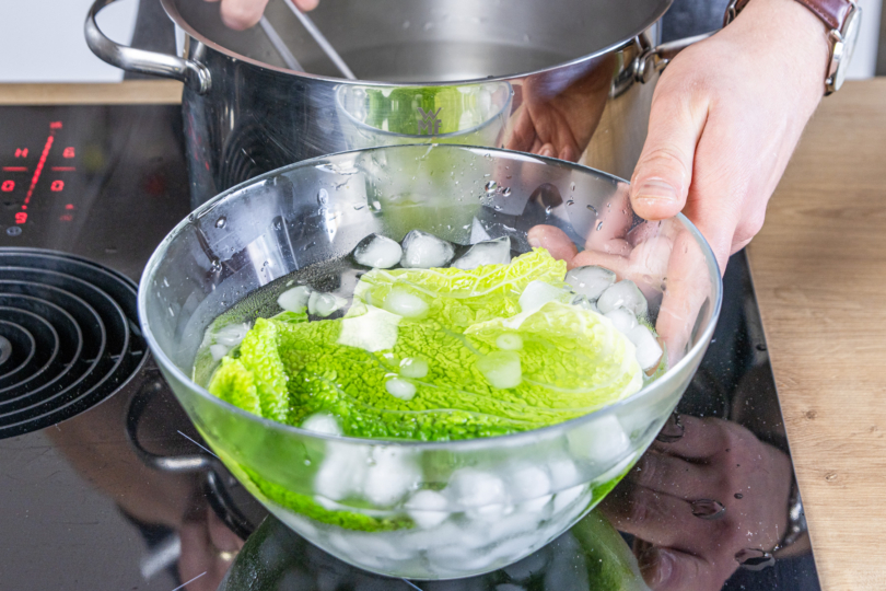 Wirsing in Eiswasser geben