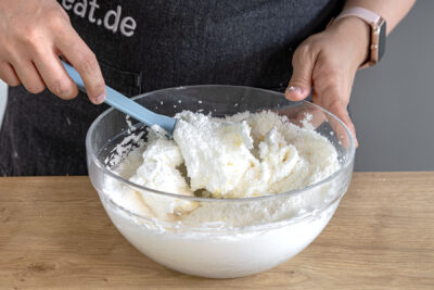 Kokosraspel unter den Eischnee heben