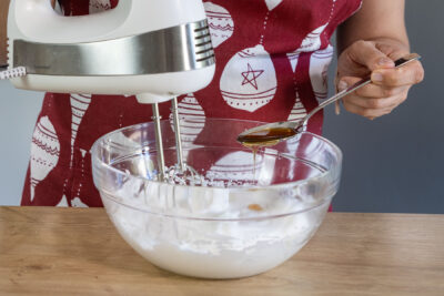 Honig zum Eischnee geben