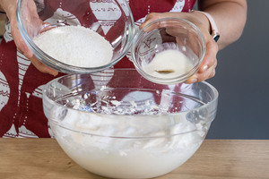 Mehl, Joghurt und Vanille unterrühren