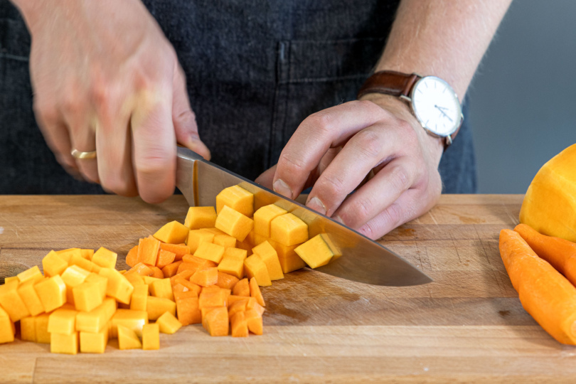 Kürbis und Karotten schneiden