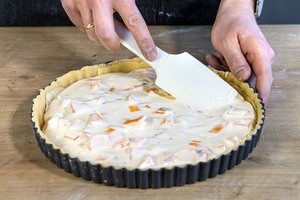 Füllung in die Quiche geben