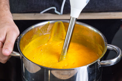 Kürbissuppe pürieren
