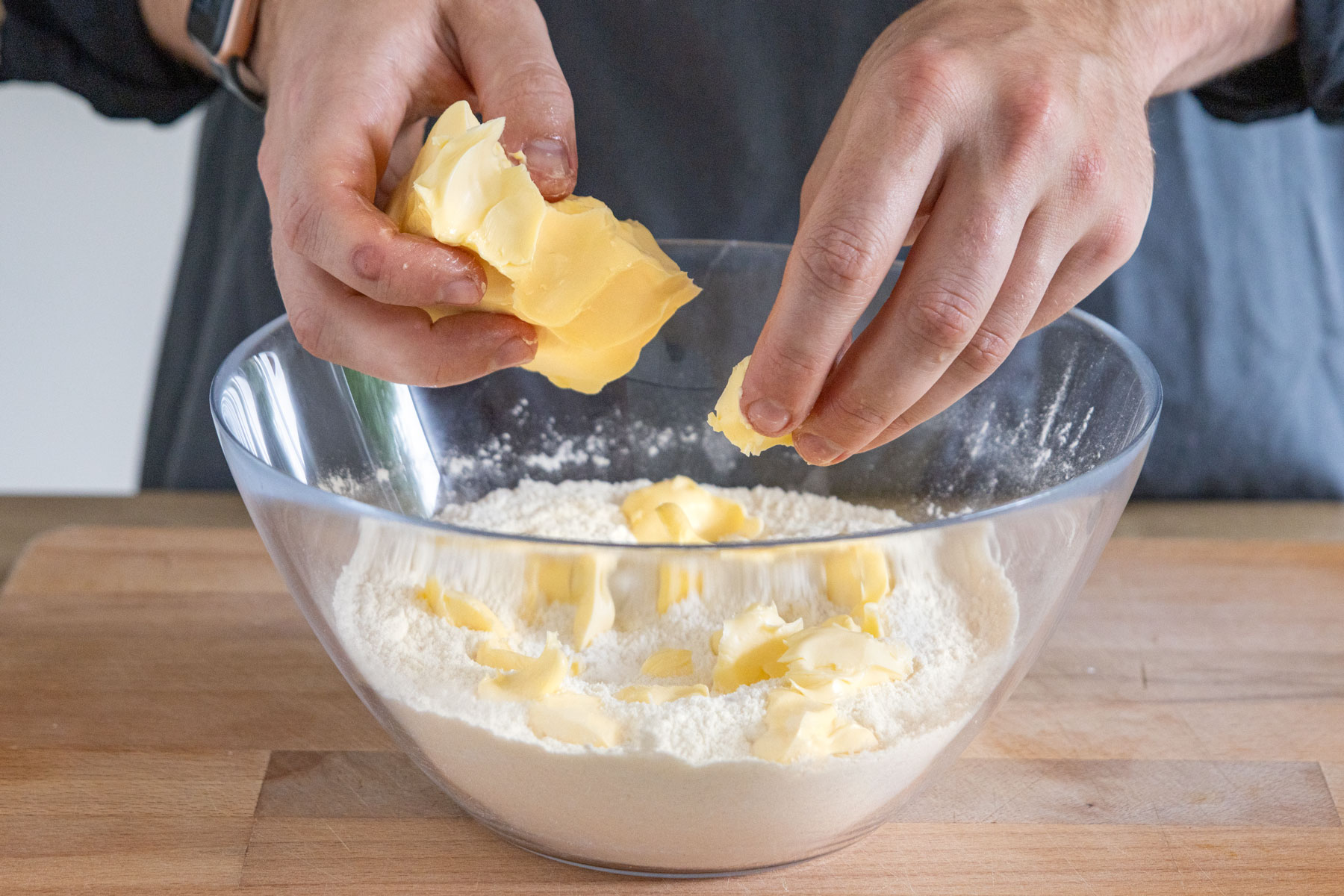 Butter zum Mehl geben