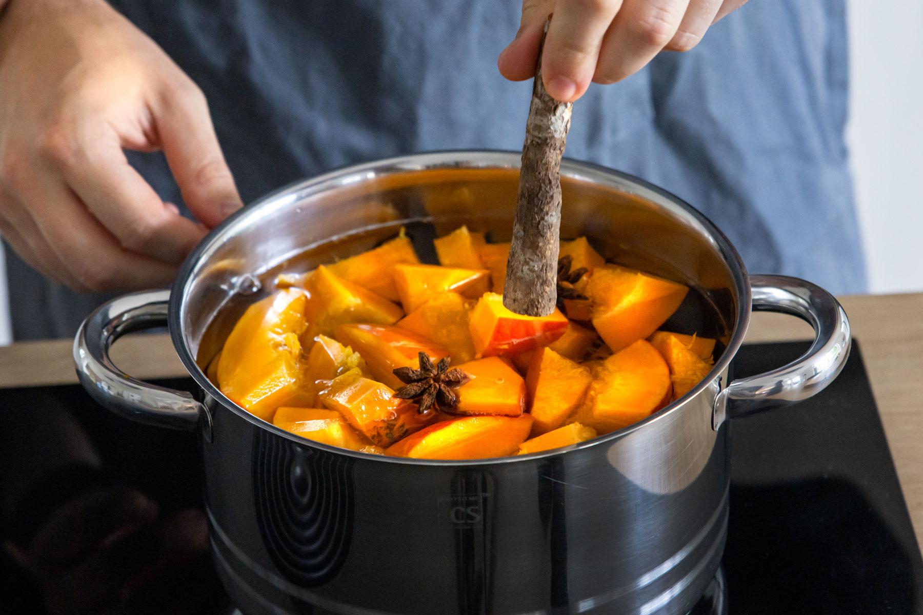 Kürbis mit Zimtstange und Anis kochen