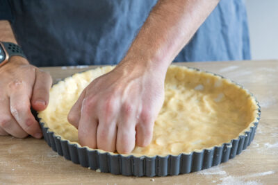 Teig in Tarteform verteilen