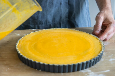 Füllung in die Tarteform gießen