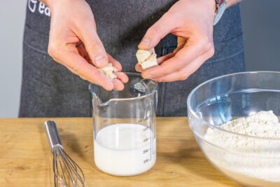Hefe in Milch bröseln