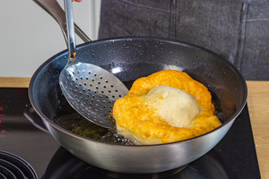 Langos-Teig ausbacken