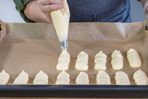 Löffelbiskuit ohne Zucker auf das Backblech geben