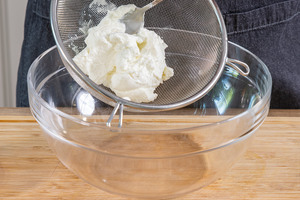 Quark in eine Schüssel geben