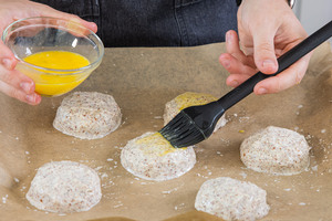 Quarkbrötchen teig mit Eigelb bepinseln