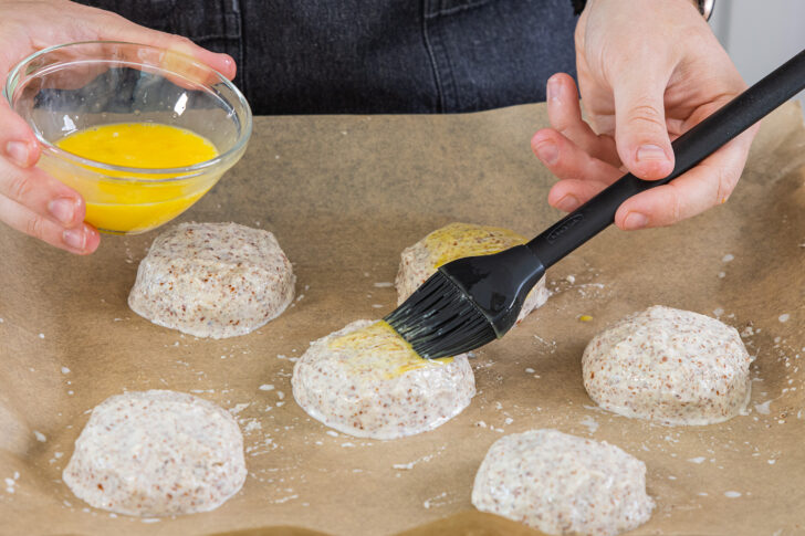 Quarkbrötchen teig mit Eigelb bepinseln
