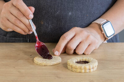 Mandel-Spitzbuben mit Marmelade befüllen