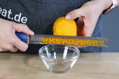 Orangenschale abreiben