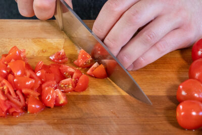 Tomaten klein schneiden