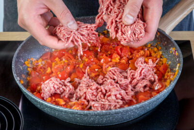 Hackfleisch zu dem Gemüse bröseln und mit anbraten