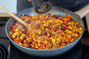 Hackfleischmasse für die mexikanischen Tacos würzen