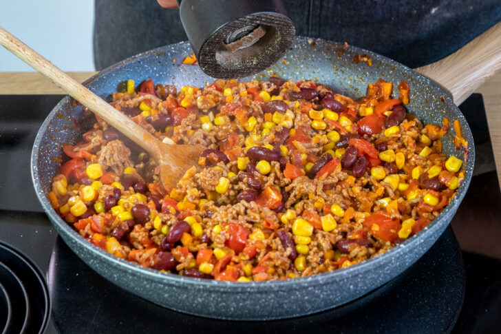Hackfleischmasse für die mexikanischen Tacos würzen