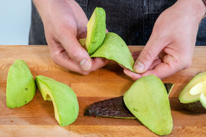 Schale der Avocado entfernen