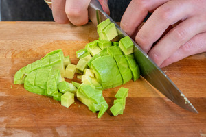 Halbe Avocado in Würfel schneiden