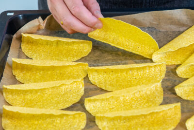 Tacos auf ein Backblech legen