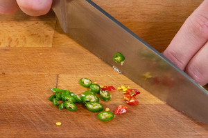 Chili in Ringe schneiden