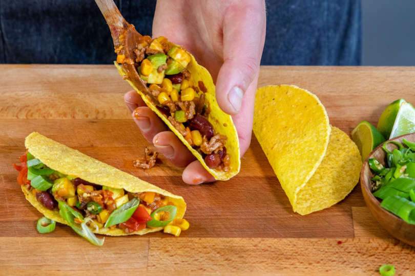 Mexikanische Tacos mit Hackfleischmasse füllen