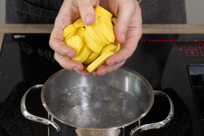 Kartoffelscheiben vorkochen