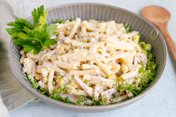 Nudelsalat mit Fleischsalat